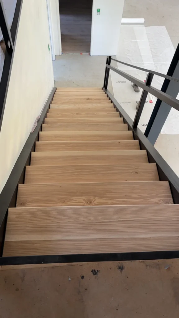 Pose d&rsquo;escalier sur mesure — AMT Menuiserie
